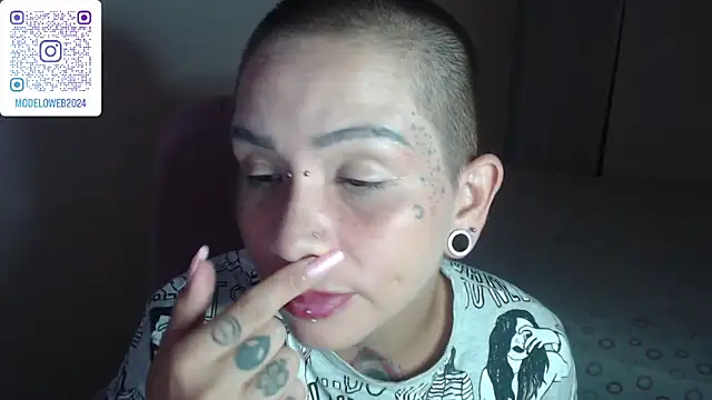 Snapshot of moon_cat85 chatting on February 9, 3:00 am moon cat85 online show from February 9, 3:00 am