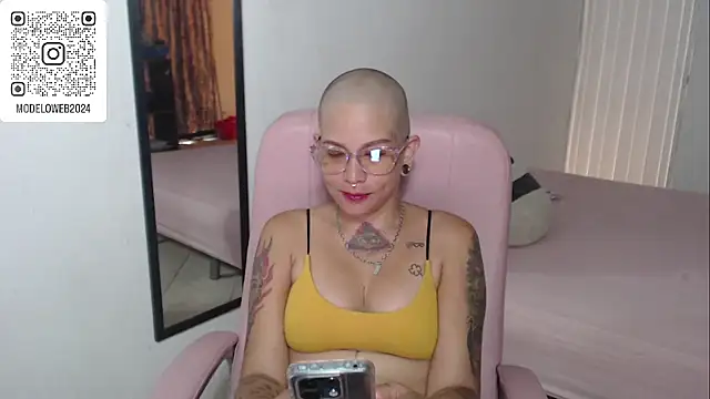 Snapshot of moon_cat85 chatting on February 20, 2:57 pm moon cat85 online show from February 20, 2:57 pm