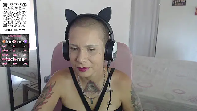 Snapshot of moon_cat85 chatting on March 5, 7:27 pm moon cat85 online show from March 5, 7:27 pm