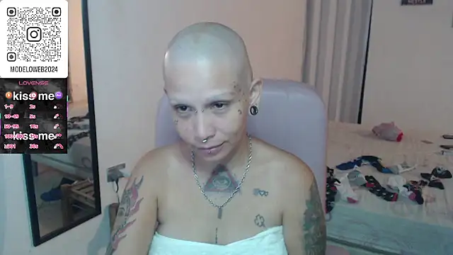 Snapshot of moon_cat85 chatting on March 8, 12:22 am moon cat85 online show from March 8, 12:22 am