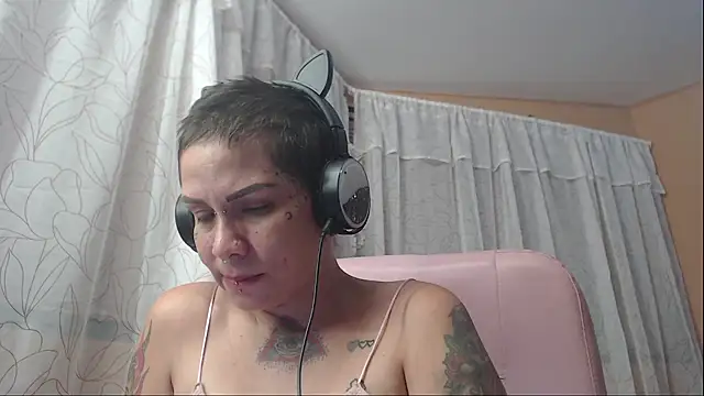 Snapshot of moon_cat85 chatting on October 3, 10:07 pm moon cat85 online show from October 3, 10:07 pm