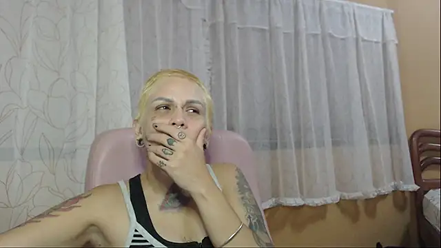 Snapshot of moon_cat85 chatting on October 16, 2:56 am moon cat85 online show from October 16, 2:56 am