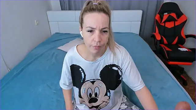 Snapshot of DreamGirl225 chatting on October 22, 7:30 am DreamGirl225 online show from October 22, 7:30 am