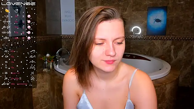 Snapshot of MelindaTin chatting on December 6, 1:07 am MelindaTin online show from December 6, 1:07 am