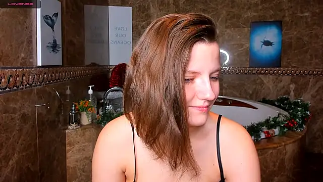 Snapshot of MelindaTin chatting on December 27, 1:22 am MelindaTin online show from December 27, 1:22 am