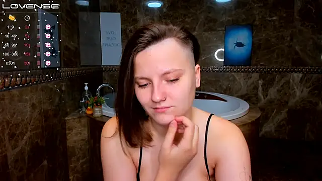 Snapshot of MelindaTin chatting on November 12, 1:06 am MelindaTin online show from November 12, 1:06 am