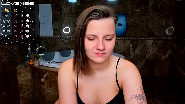 Snapshot of MelindaTin chatting on November 16, 1:44 am MelindaTin online show from November 16, 1:44 am