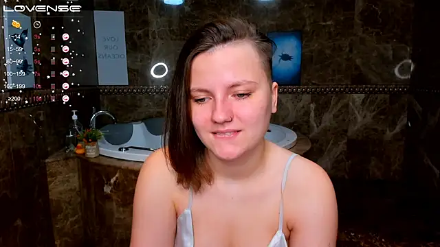 Snapshot of MelindaTin chatting on November 23, 12:43 am MelindaTin online show from November 23, 12:43 am