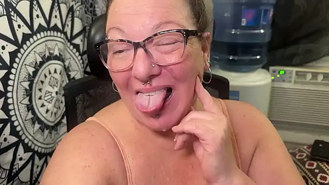 Snapshot of Miss_Phat_Booty chatting on October 7, 1:25 am Miss Phat Booty online show from October 7, 1:25 am