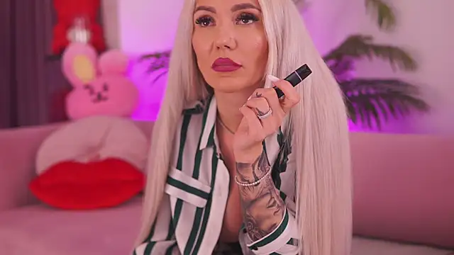 Snapshot of fallingangel chatting on February 17, 4:15 pm fallingangel online show from February 17, 4:15 pm