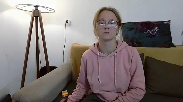 Snapshot of little-leni chatting on December 2, 7:53 pm little-leni online show from December 2, 7:53 pm