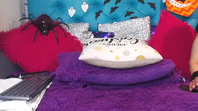 SARAWILLS online show from October 28, 2:20 pm