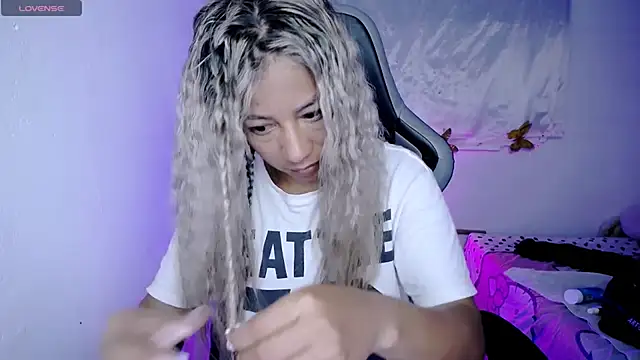 ninatiny online show from December 5, 10:46 am