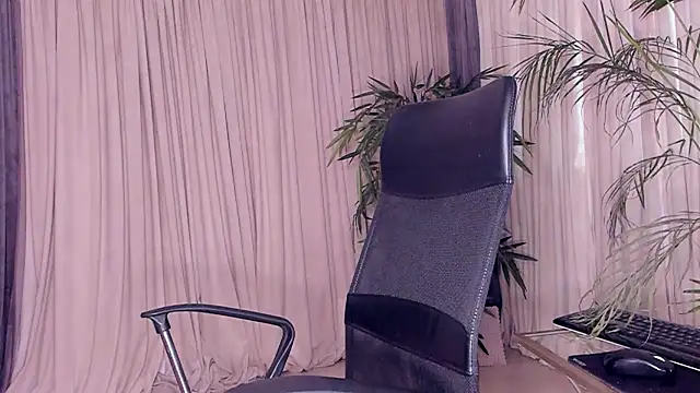 Snapshot of daisyd001 chatting on February 3, 8:02 am daisyd001 online show from February 3, 8:02 am