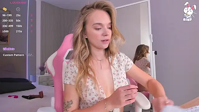 Snapshot of VirginChloe chatting on December 19, 3:02 am VirginChloe online show from December 19, 3:02 am