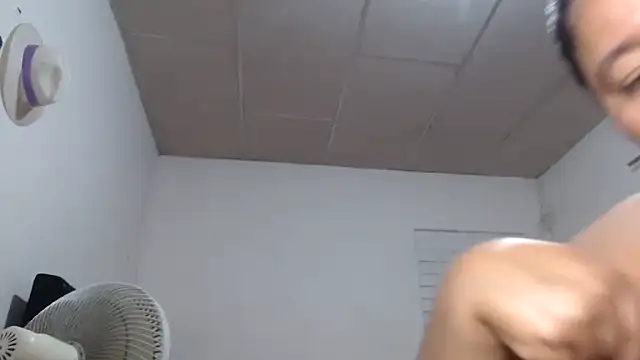 Snapshot of adrixxx38 chatting on December 3, 1:13 am adrixxx38 online show from December 3, 1:13 am