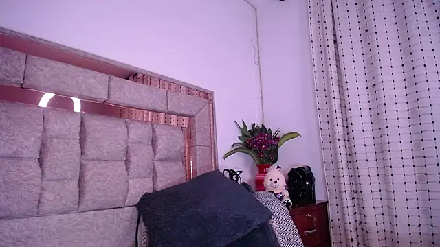 Snapshot of salomecastro_ chatting on March 1, 9:40 am salomecastro online show from March 1, 9:40 am