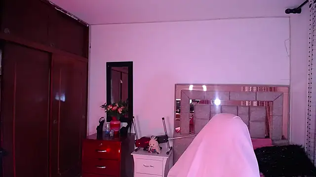 Snapshot of salomecastro_ chatting on March 22, 12:39 am salomecastro online show from March 22, 12:39 am