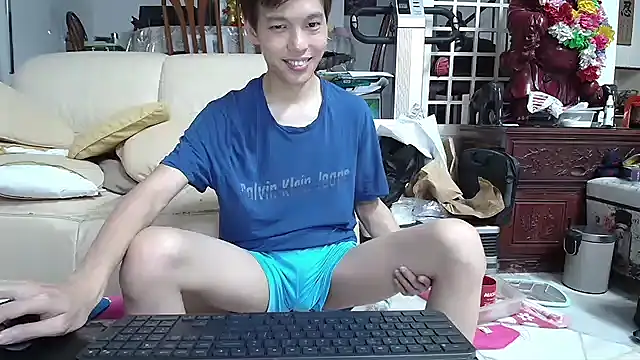 Snapshot of andrewooi chatting on December 6, 7:56 pm andrewooi online show from December 6, 7:56 pm