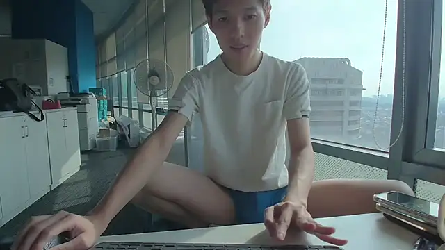 Snapshot of andrewooi chatting on November 1, 1:18 am andrewooi online show from November 1, 1:18 am