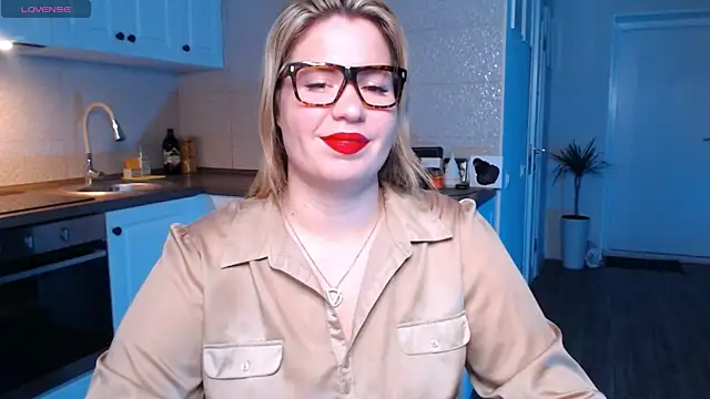 Snapshot of HotTiffani chatting on January 24, 8:13 am HotTiffani online show from January 24, 8:13 am