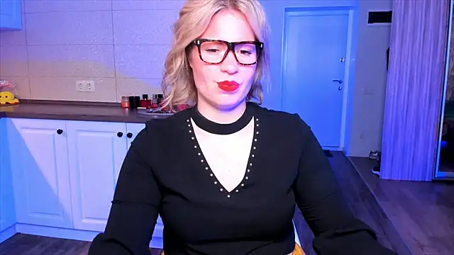 Snapshot of HotTiffani chatting on October 8, 8:23 am HotTiffani online show from October 8, 8:23 am