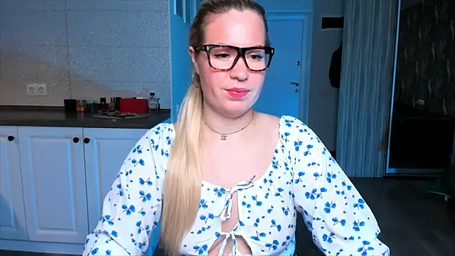 Snapshot of HotTiffani chatting on October 21, 6:03 am HotTiffani online show from October 21, 6:03 am