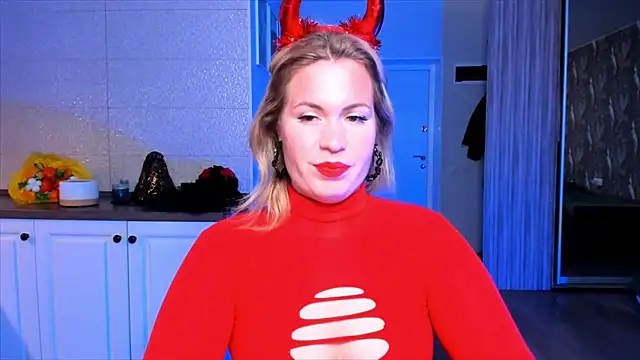 Snapshot of HotTiffani chatting on November 1, 8:16 am HotTiffani online show from November 1, 8:16 am