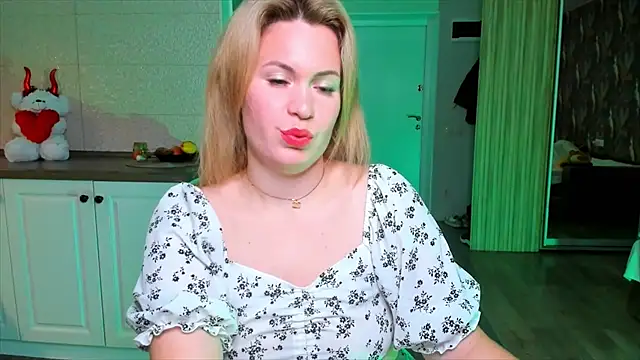 Snapshot of HotTiffani chatting on November 8, 11:10 am HotTiffani online show from November 8, 11:10 am