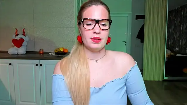 Snapshot of HotTiffani chatting on November 23, 6:35 am HotTiffani online show from November 23, 6:35 am