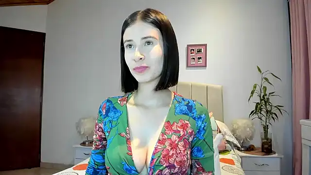 Snapshot of macarena_vallejo chatting on December 6, 1:18 am macarena vallejo online show from December 6, 1:18 am