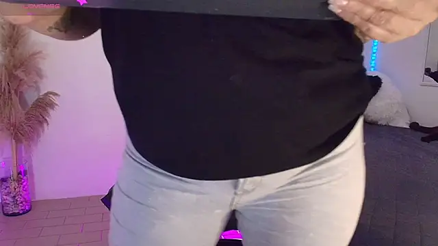 JuliRamirez online show from March 14, 6:39 pm