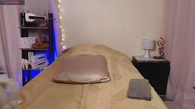 Snapshot of Swetisabella01 chatting on February 15, 11:28 am Swetisabella01 online show from February 15, 11:28 am