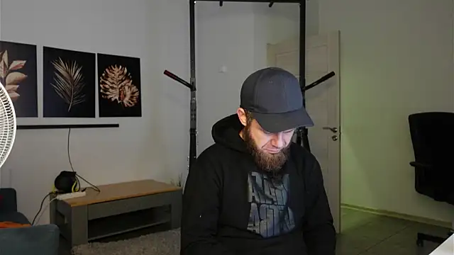 Snapshot of Tommy_Burnz chatting on November 19, 6:46 am Tommy Burnz online show from November 19, 6:46 am