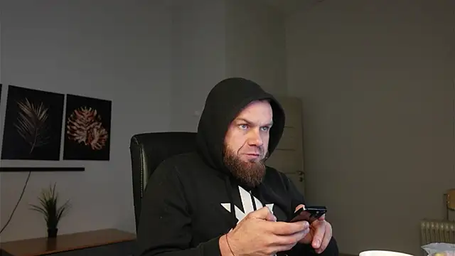 Snapshot of Tommy_Burnz chatting on November 29, 7:00 am Tommy Burnz online show from November 29, 7:00 am