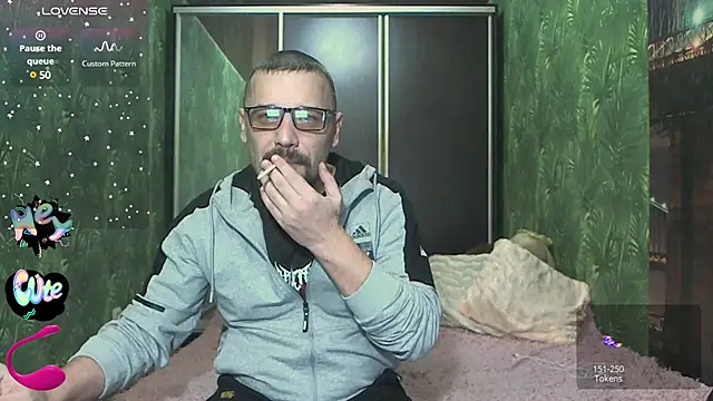 DanielOhCool online show from December 14, 6:20 pm