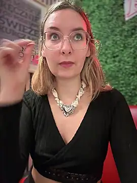 Snapshot of The_Snowwhitee chatting on December 7, 9:39 am The Snowwhitee online show from December 7, 9:39 am