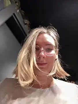 Snapshot of The_Snowwhitee chatting on December 19, 9:07 am The Snowwhitee online show from December 19, 9:07 am