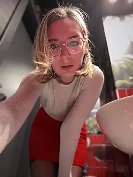 Snapshot of The_Snowwhitee chatting on December 20, 9:11 am The Snowwhitee online show from December 20, 9:11 am