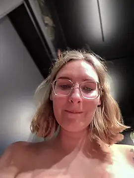 Snapshot of The_Snowwhitee chatting on December 20, 10:22 pm The Snowwhitee online show from December 20, 10:22 pm