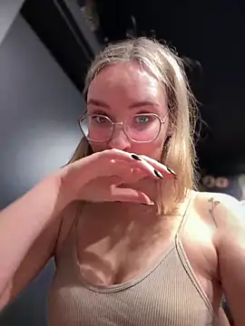 Snapshot of The_Snowwhitee chatting on January 1, 9:07 am The Snowwhitee online show from January 1, 9:07 am