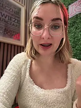 Snapshot of The_Snowwhitee chatting on January 1, 10:13 pm The Snowwhitee online show from January 1, 10:13 pm