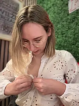 Snapshot of The_Snowwhitee chatting on January 14, 9:24 am The Snowwhitee online show from January 14, 9:24 am