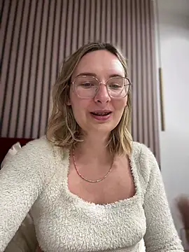 Snapshot of The_Snowwhitee chatting on February 2, 5:37 pm The Snowwhitee online show from February 2, 5:37 pm