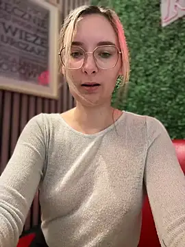 Snapshot of The_Snowwhitee chatting on February 8, 9:24 am The Snowwhitee online show from February 8, 9:24 am