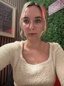 Snapshot of The_Snowwhitee chatting on February 9, 6:47 pm The Snowwhitee online show from February 9, 6:47 pm