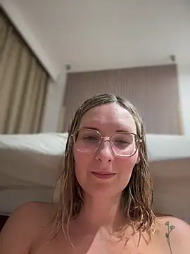 Snapshot of The_Snowwhitee chatting on February 11, 6:44 pm The Snowwhitee online show from February 11, 6:44 pm