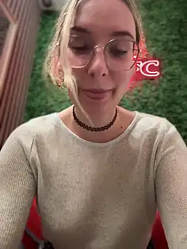 Snapshot of The_Snowwhitee chatting on February 13, 10:33 pm The Snowwhitee online show from February 13, 10:33 pm