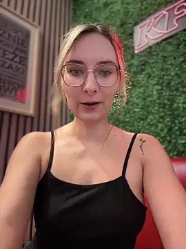 Snapshot of The_Snowwhitee chatting on February 22, 9:01 am The Snowwhitee online show from February 22, 9:01 am