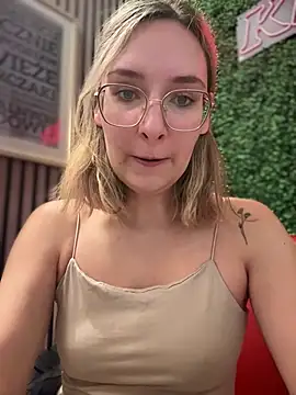 Snapshot of The_Snowwhitee chatting on February 23, 9:22 am The Snowwhitee online show from February 23, 9:22 am